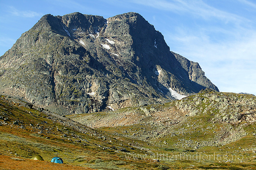 Teltleir i Leirungsdalen med Munken (2105 moh) tronende i bakgrunnen. Ryggen, i en halvsirkelform, opp til toppen er en bratt og flott tur.