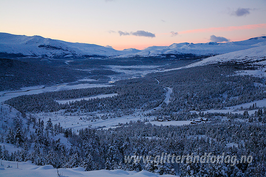 Utsikt fra Hindsæterkampen oppover Sjodalen en desembermorgen.