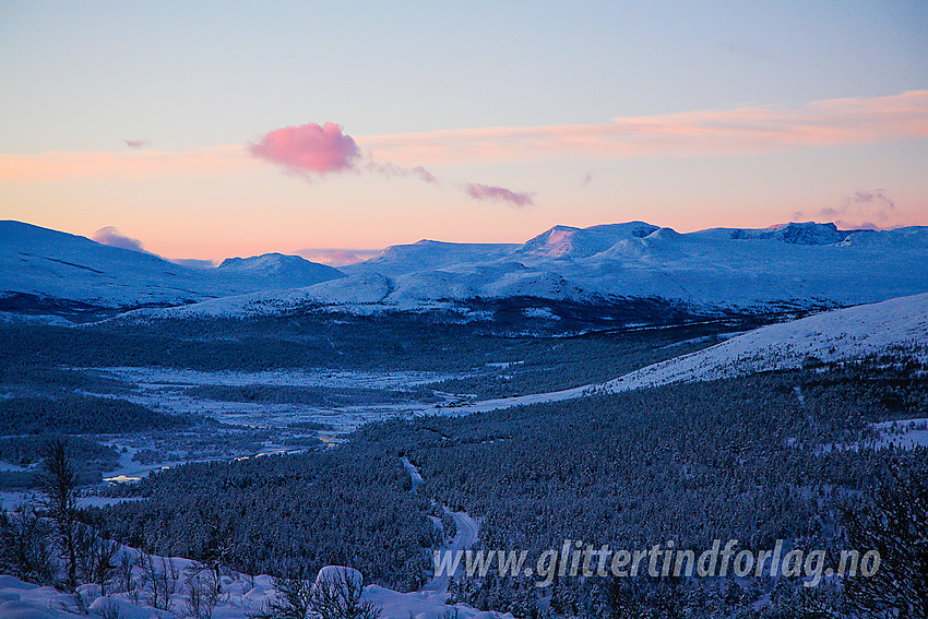 Vintermorgen på Hindsæterkampen i Sjodalen med utsikt sørover. De første solstrålene har funnet veien til østflanken på Rasletinden.