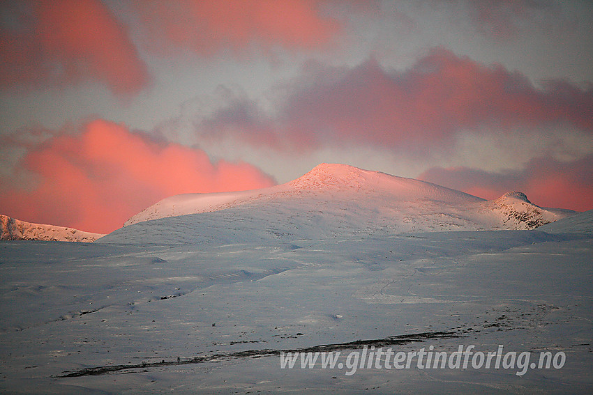 Fra Hindsæterkampen med telelinse mot Stornubben (2174 moh) en desembermorgen. Til høyre for Stornubben ses den markante Vesl-Stornubben (2055 moh).