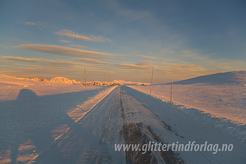 På Valdresflye en desembermorgen med utsikt norvoder mot bl.a. Besshøe (2258 moh). Like til høyre for veien, et stykke unna, ser man det tidligere vandrerhjemmet.