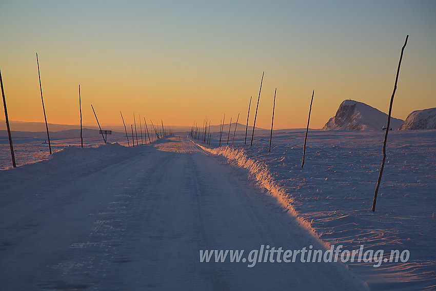 På Valdresflye en flott desembermorgen med Bitihorn (1607 moh) i bakgrunnen til høyre.