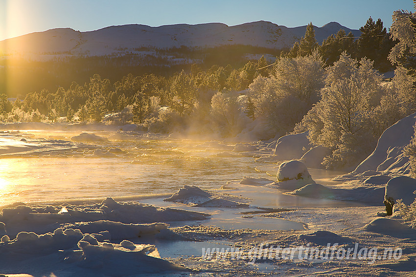 En bitende kald desembermorgen i Sjodalen med Besstrondfjellet i bakgrunnen. 