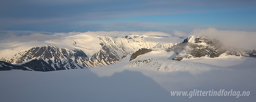 På ryggen mellom Ymelstinden og Storjuvtinden med utsikt sørøstover mot Svellnosbrean, Svellnosbreahesten (2183 moh), Midtre Tverråtinden (2302 moh) og Leirhøe (2330 moh), for å nevne noe.