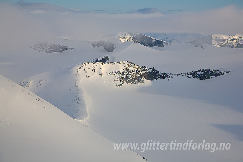 Utsikt i sørlig retning fra like oppunder Ymelstinden mot Lindbergtinden (2120 moh) og videre mot Bukkeholstinder og Tverrbottinder.