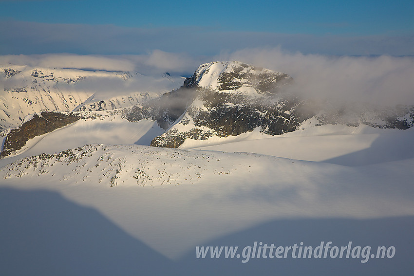 Like oppunder Ymelstinden med utsikt i sørøstlig retning  mot Svellnosbreahesten (2181 moh) og Midtre Tverråtinden (2302 moh).