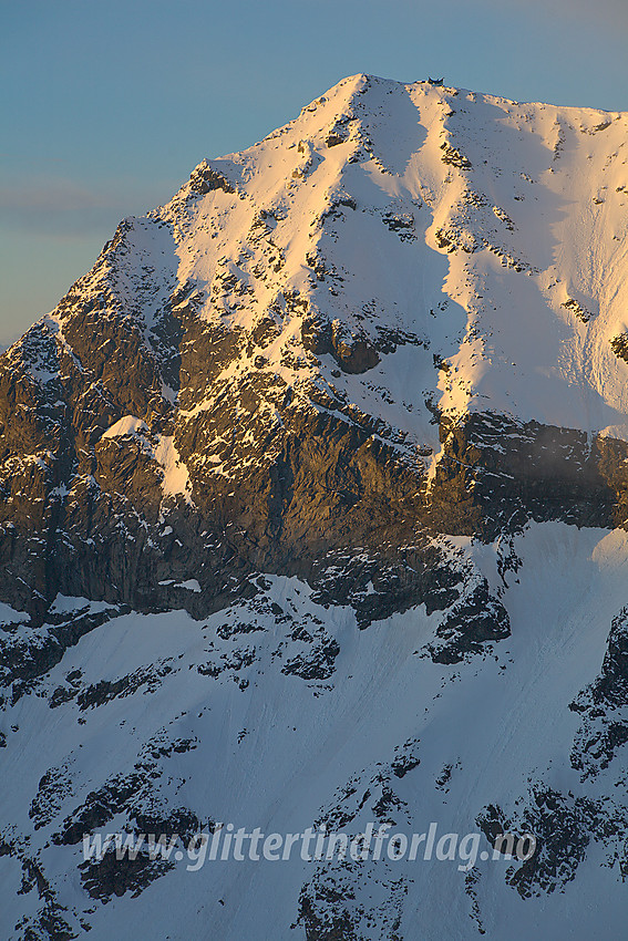 Galdhøpiggen, Norges høyeste fjell med sine 2469 moh, sett fra Storjuvtinden en flott maikveld.