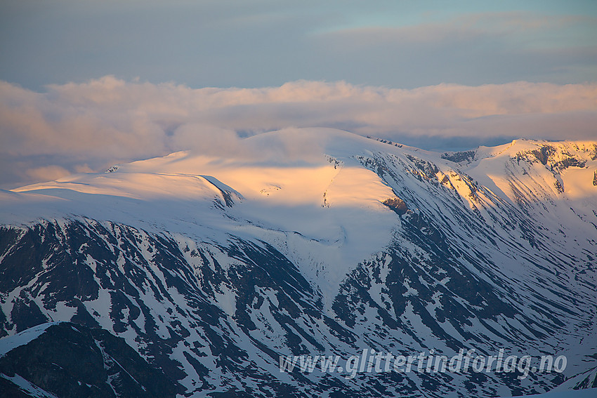 Leirhøe (2330 moh) i solnedgang sett fra Storjuvtinden en maikveld.