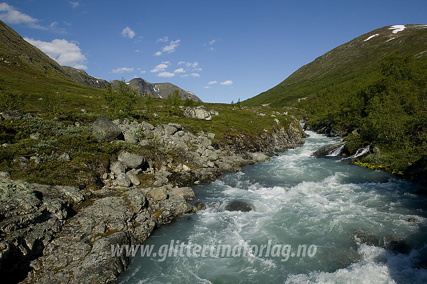 Like ved Memurubu, på broa over Muru med utsikt oppover Memurudalen en nydelig sommerdag i fjellet.