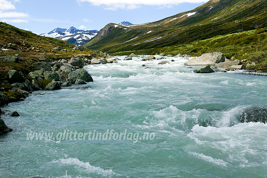 Ved stien langs sørsiden av Muru oppover Memurudalen. I bakgrunnen skimtes Semeltinden (2236 moh). 