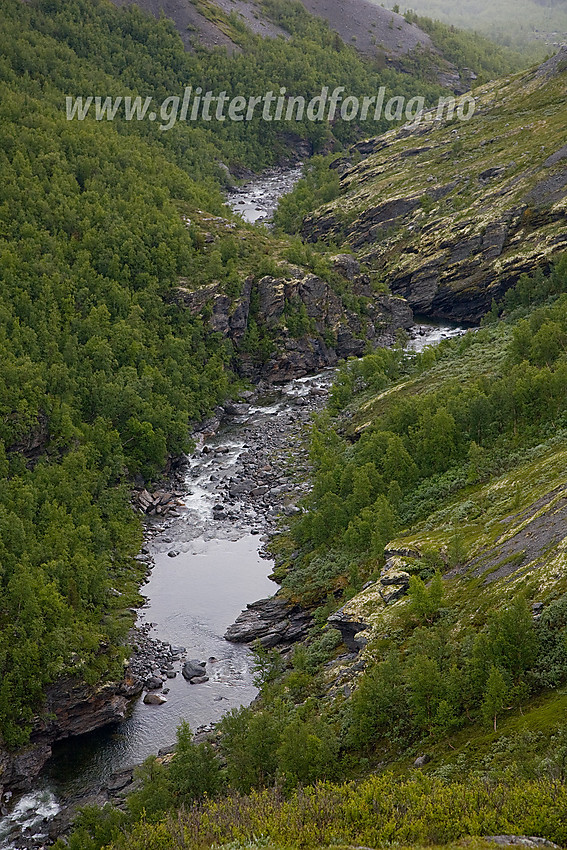 Berøvet av de meste av vannet sitt, flyter Veo treg gjennom det flotte gjelet den gravde ut på sine mer storslåtte dager.