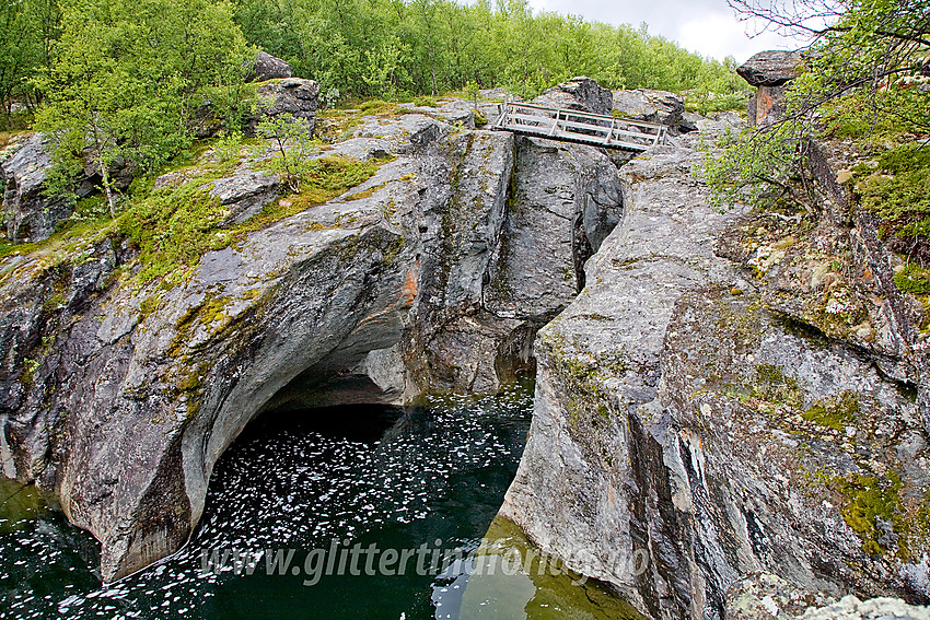 Flott trebro over Veogjelet.