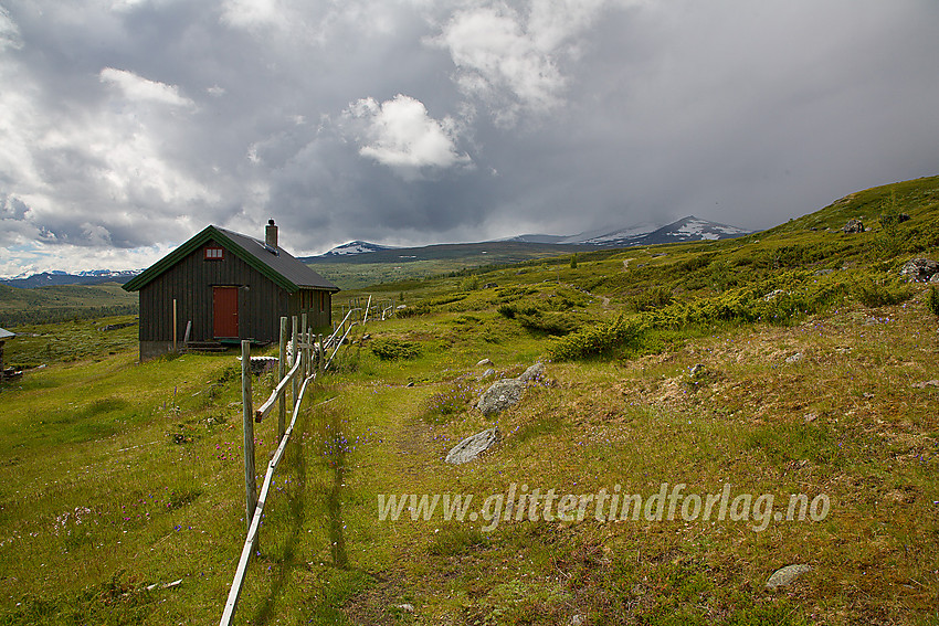 Veolie ligger idyllisk til ovenfor Sjodalen, ved inngangen til Veodalen. Stornubben er gjemt i skyene bak til høyre.