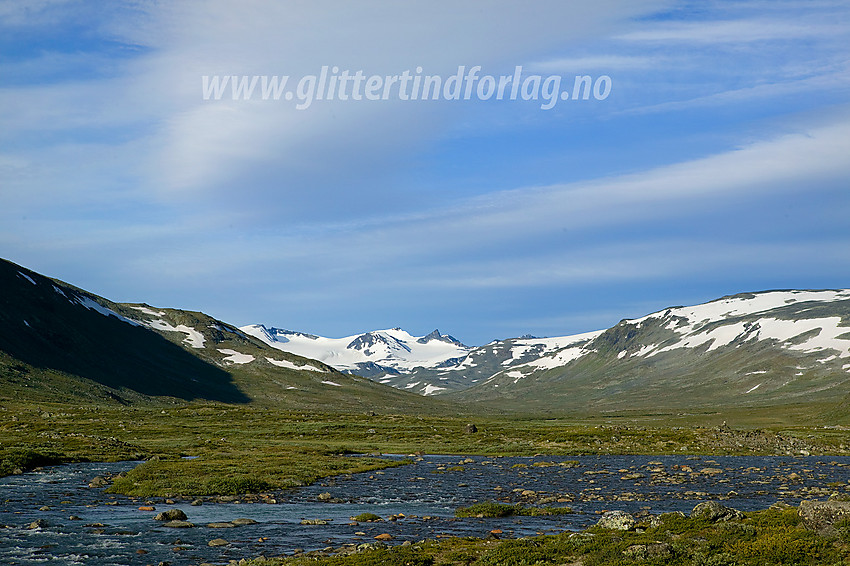 Sommermorgen i Veodalen. Veotindane kneiser i bakgrunnen.