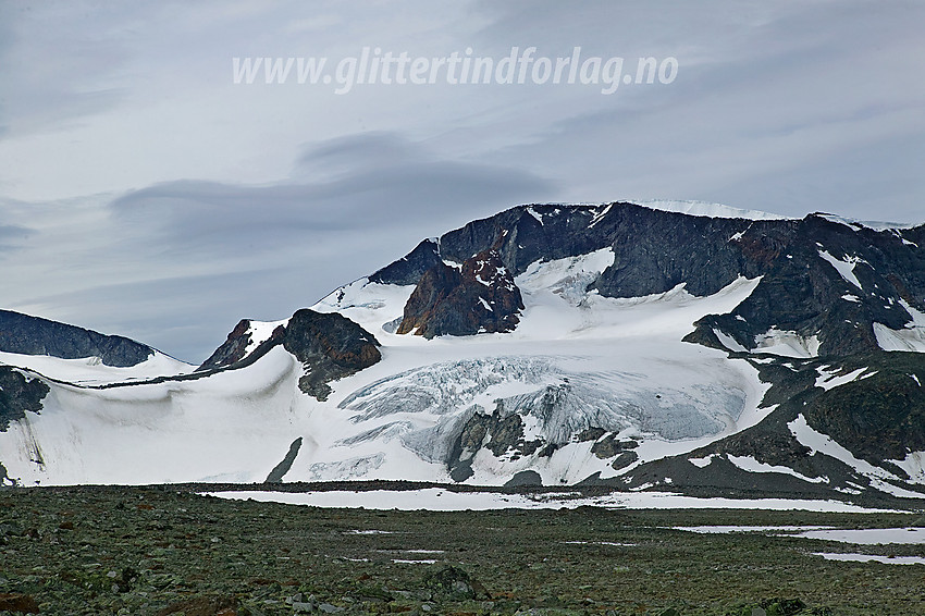 På stien mellom Glitterheim og Spiterstulen over Skautflye med nydelig utsikt til den oppsprukne Veobrean med Veobreahesten (2185 moh) og Leirhøe (2330 moh).