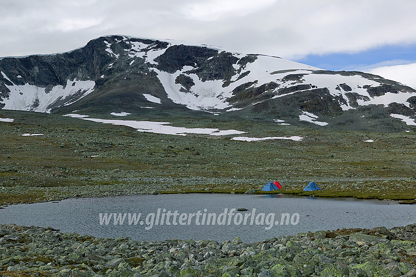 På Skautflye ved tverrstien mellom T-rutene over Skautflye og til Glittertinden. Her ved et lite vann er det flott å telte. Skauthøe (1993 moh) bakenfor.