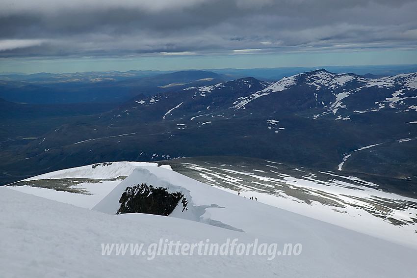 Nedstigningen fra Glittertinden i Retning Glitterheim. Fortoppen på Glittertinden ses i forgrunnen, mens bak til høyre ruver Nubbene (Stornubben 2174 moh som den høyeste).