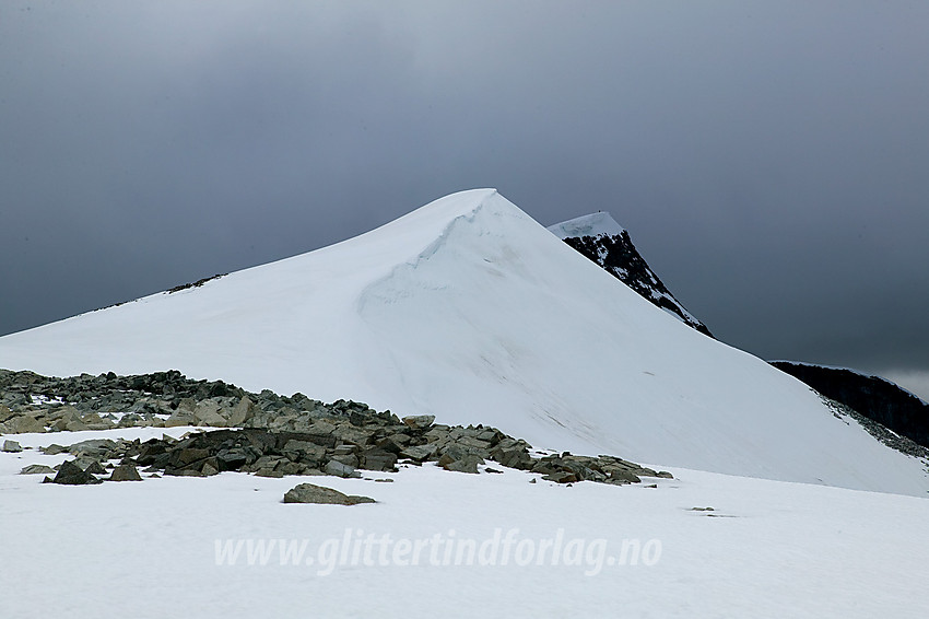 Glittertinden med fortoppen sett fra overgangen mellom Glitterbrean og Gråsubrean.