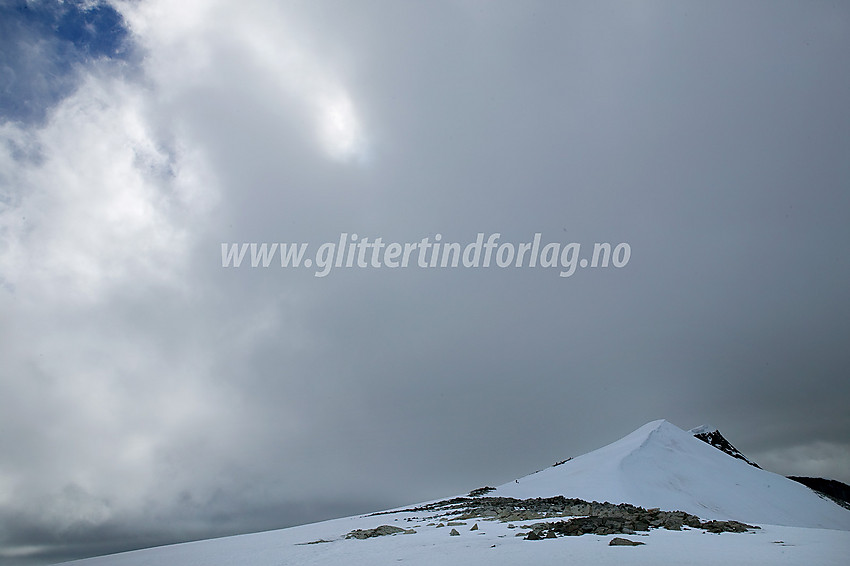 Glittertinden med fortoppen sett fra overgangen mellom Glitterbrean og Gråsubrean.