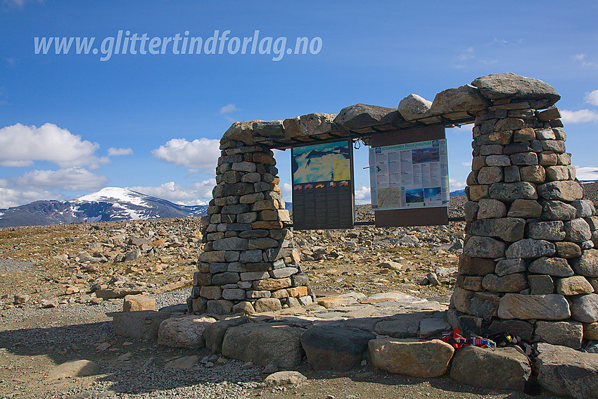 Oppslaget om Jotunheimen nasjonalpark og ruta til Galdhøpiggen ved Juvasshytta. Her starter de guidede turene til toppen.