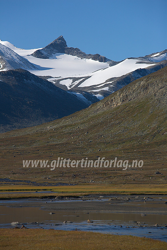 På broa over Veo nedenfor Glitterheim med nydelig utsikt oppover dalen mot Store Veotinden.