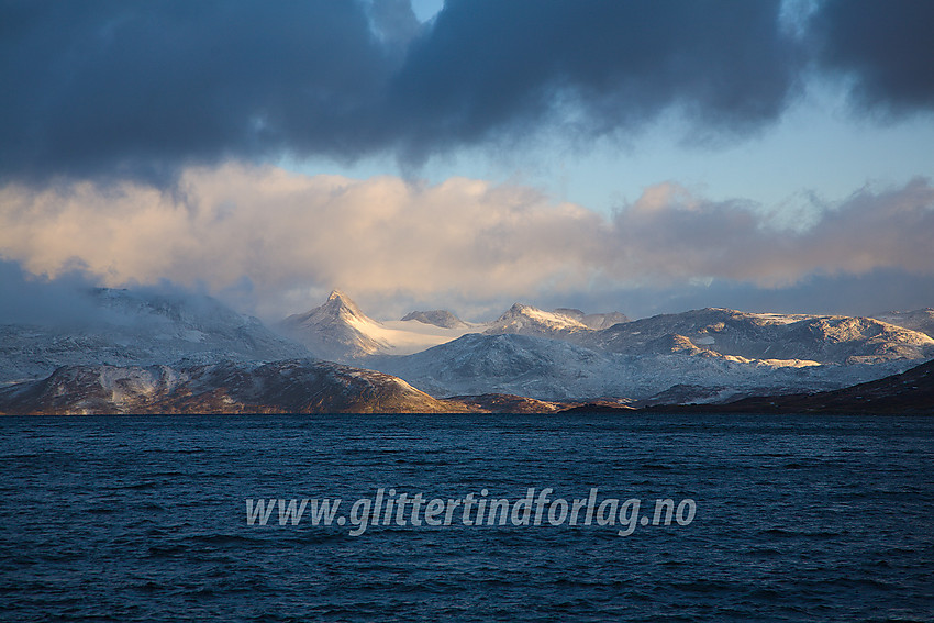 Utsikt fra sørenden av Tyin nordover mot Uranostinden (2157 moh) sentralt i bildet. Langeskavltinden ses til høyre for Uranosbreen.