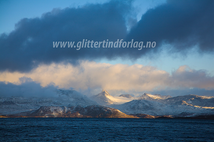 Utsikt fra sørenden av Tyin nordover mot Uranostinden (2157 moh) sentralt i bildet. Langeskavltinden ses til høyre for Uranosbreen.