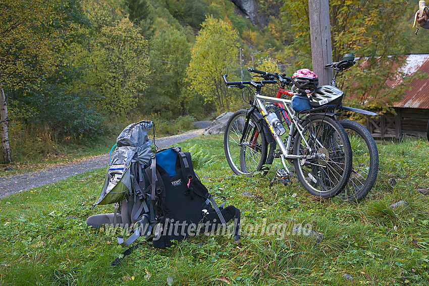 Ved Vetti Gard i Utladalen. Her er det greit å sette fra seg syklene. Turen videre skjer til fots. 