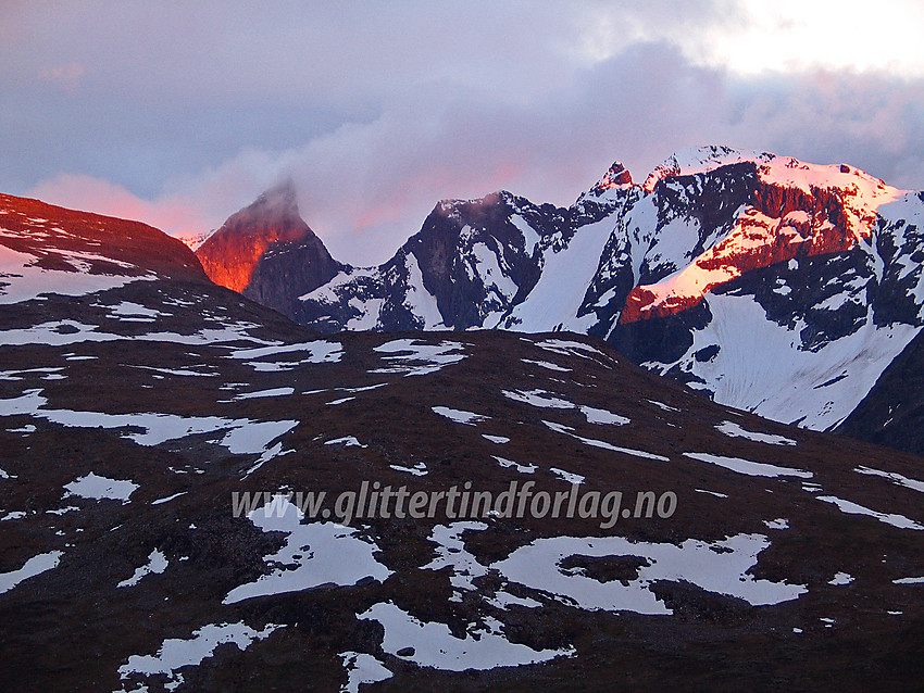 Solnedgang over Soleibotntindane (fra venstre til høyre: Store (2083 moh), Nørdre (2030 moh) og Søre (2049 moh)) og Store Ringstinden (2124 moh), sett fra veisvingene ovenfor Turtagrø.