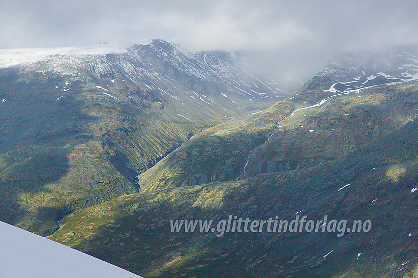 Under oppstigningen til Storbreahøe (2001 moh) med utsikt mot Nørdre Illådalen og Dumhøplatået i tåka.