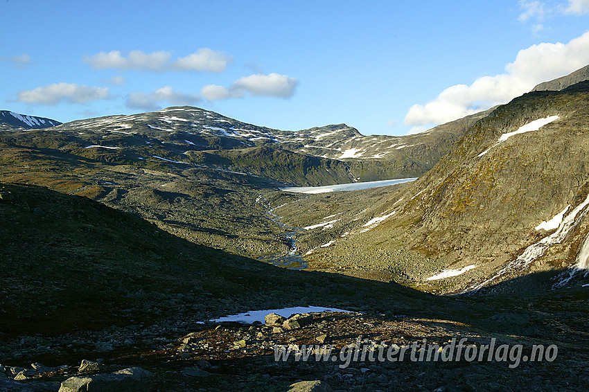 Veslbreatinden (2092 moh) og Storbreatinden (2018 moh) med Leira i forgrunnen. Man ser også flik av fronten på Leirbrean.