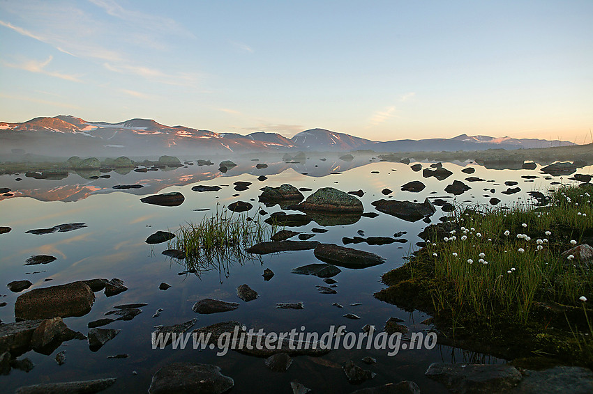 En tidlig sommermorgen på Valdresflye. Besshøe (2258 moh.) speiler seg i Fisketjedne gjennom morgendisen.