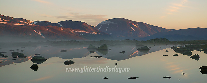 En tidlig sommermorgen på Valdresflye. Besshøe (2258 moh.) speiler seg i Fisketjedne gjennom morgendisen.