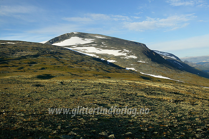 I bakkene opp mot Juvasshytta med utsikt mot Kjelhøe (2223 moh.) med Soløyslettan til høyre ved dens fot. 