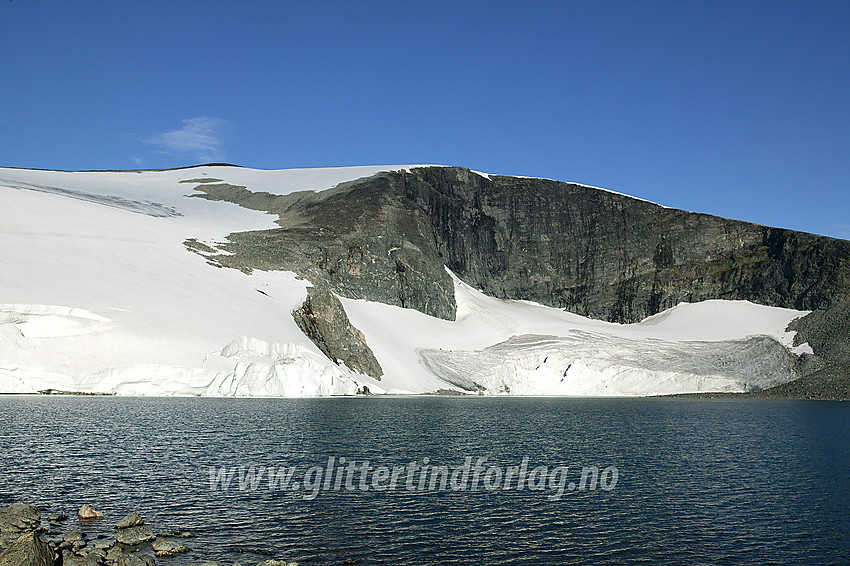 Ved Juvvatnet med Vesljuvbrean, Kjelen og Kjelhøe (2223 moh.).