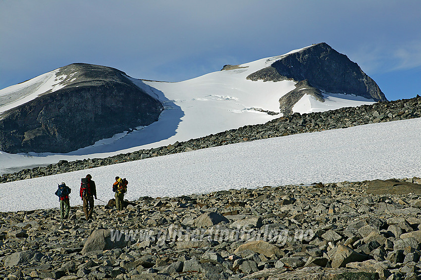 På vei mot Galdhøpiggen (2469 moh.) en flott sensommerdag. Keilhaus topp (2355 moh.) til venstre.