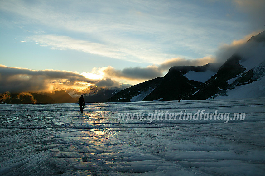 Brevandring på Gjertvassbreen ved soloppgang. 