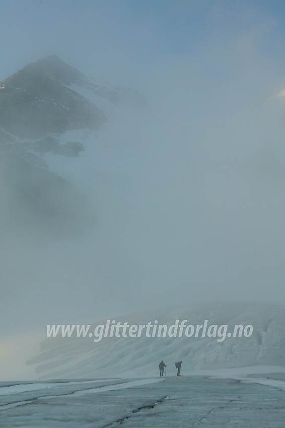 På Gjertvassbreen en høstmorgen. Gjertvasstinden (2351 moh) kan skimtes gjennom tåka i bakgrunnen.