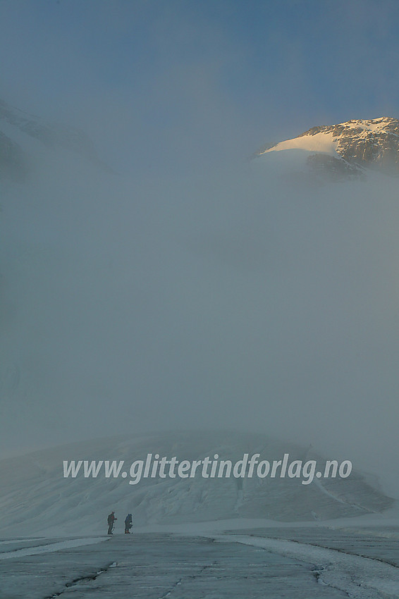 På Gjertvassbreen en høstmorgen. Store Styggedalstinden (2387 moh) kan skimtes over tåka.