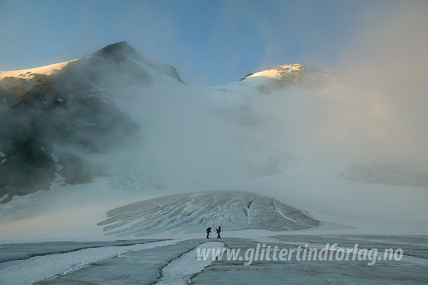 På Gjertvassbreen en flott og stemningsfull høstmorgen. I bakgrunnen ses Gjertvasstinden (2351 moh), Gjertvasskardet og Store Styggedalstinden (2387 moh).