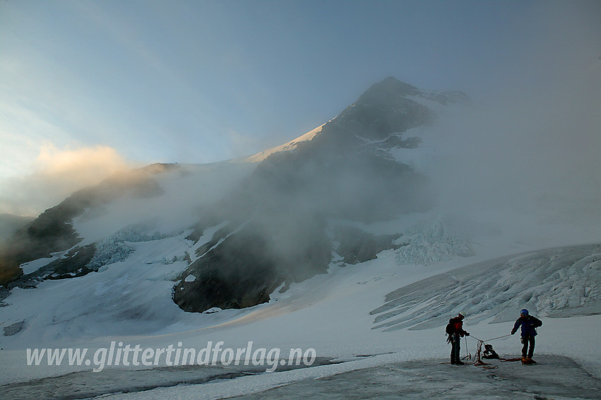 På Gjertvassbreen med klargjøring av bretau. Gjertvasstinden (2351 moh) i bakgrunnen. Vår rute går opp brefallet til venstre for toppen, en smal og meget tynn (men bratt) brearm.