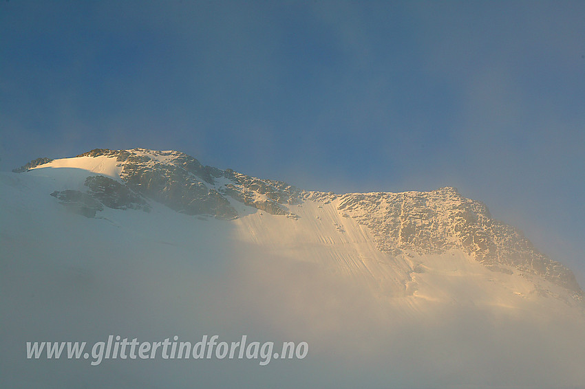 Styggedalstindane (2387 moh) høyt over tåkeskyene, sett fra Gjertvassbreen en høstmorgen.