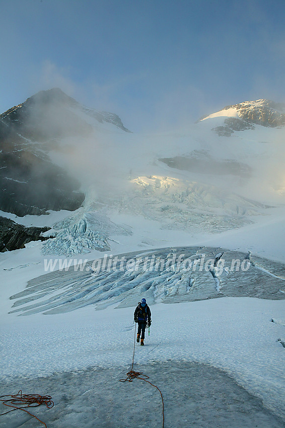 Brevandrer på Gjertvassbreen. I bakgrunnen Gjertvasstinden (2351 moh), Gjertvasskardet og Styggedalstinden (2387 moh).