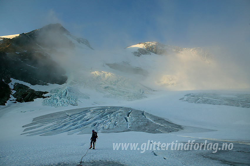 Brevandrer på Gjertvassbreen. I bakgrunnen Gjertvasstinden (2351 moh), Gjertvasskardet og Styggedalstindane (2387 moh).