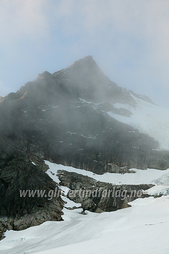 Gjertvasstinden (2351 moh) sett fra Gjertvassbreen.