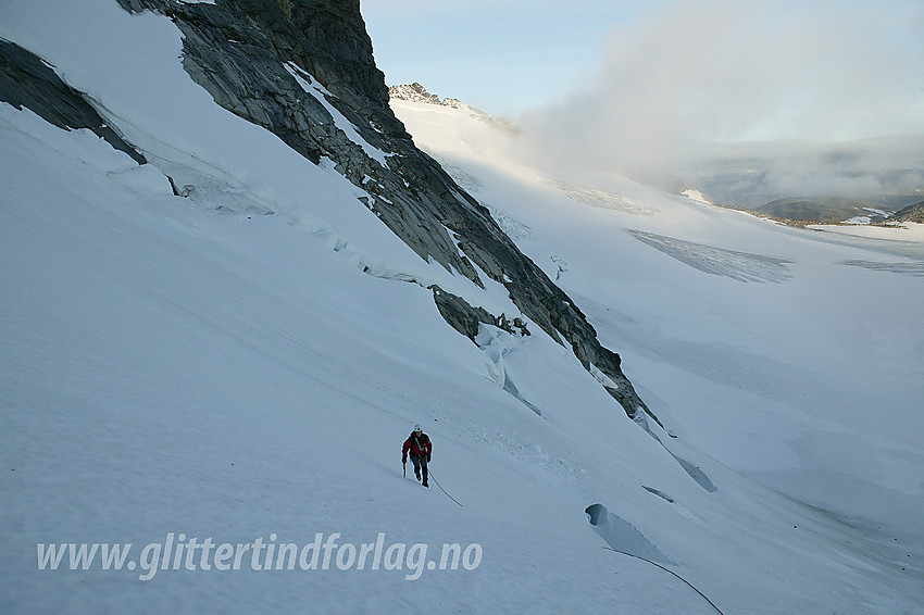 På vei opp den bratte brearmen like øst for Gjertvasstinden. I bakgrunnen hoveddelen av Gjertvassbreen.