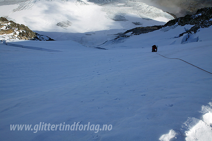 På vei opp den siste bratte kneika til snøkammen øst for Gjertvasstinden. Brefronten på Gjertvassbreen i bakgrunnen.