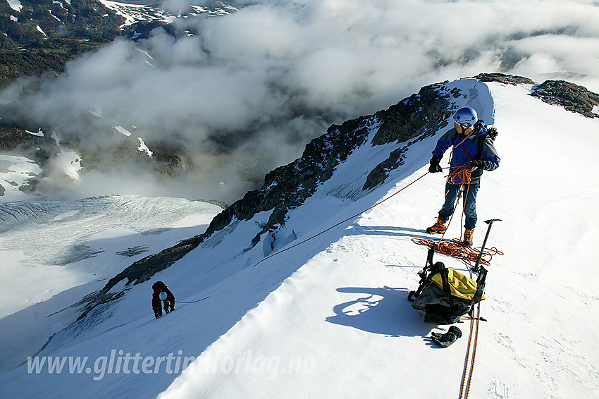 På vei opp den siste bratte kneika fra Gjertvassbreen og opp til snøkammen øst for Gjertvasstinden.