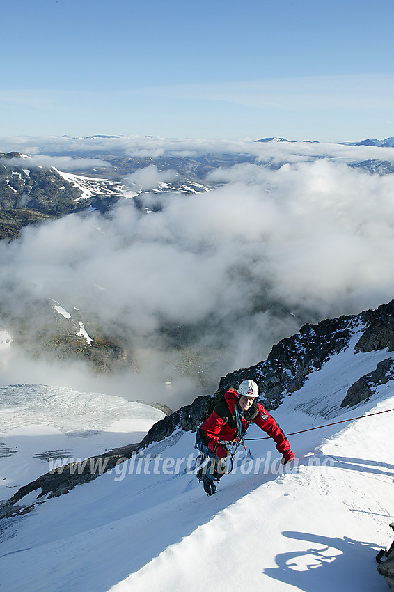 På vei de siste skrittene mot flat snø og legghvile etter en god stund i bratte flanken opp fra Gjertvassbreen og opp til ryggen øst for Gjertvasstinden.