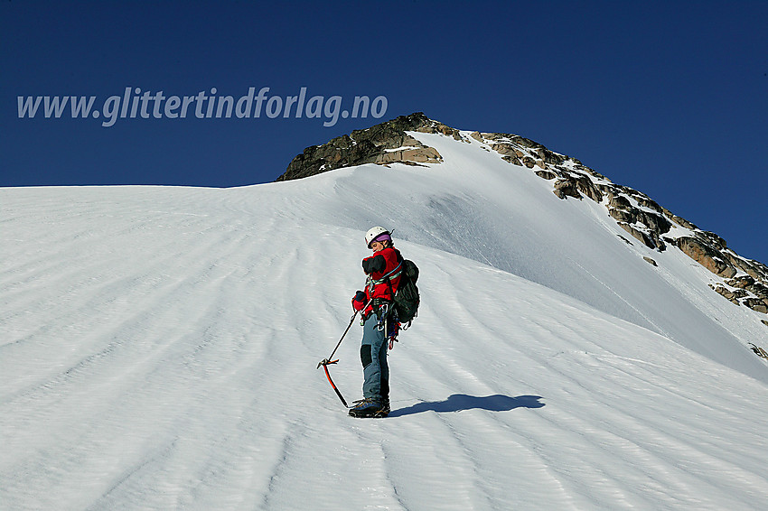 På snøryggen like øst for Gjertvasstinden (2351 moh), med toppen i bakgrunnen.